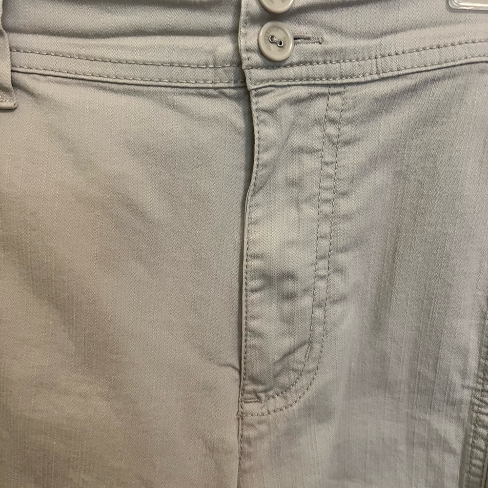 Gloria Vanderbilt Light Tan Capri pants - Picture 3 of 4